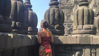 Candi Prambanan merupakan candi Hindu terbesar di Indonesia yang berada di Yogyakarta yang diakui UNESCO sebagai Warisan Dunia. Siapapun dibuat takjub oleh arsitektur candi, begitu juga Atiqah dan keluarganya. (atiqahhasiholan/Instagram)