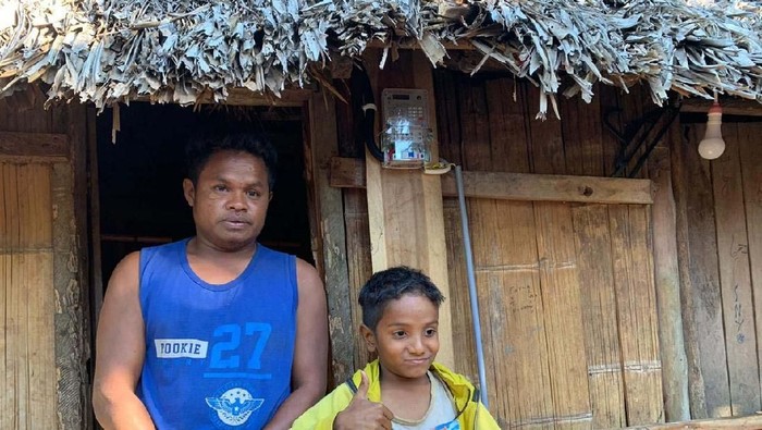 Warga Desa Sonraen, Kecamatan Amarasi Selatan, kabupaten Kupang, Provinsi NTT tersenyum senang karena mendapat bantuan listrik gratis dari PLN dan Kementerian ESDM.