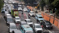 Pemprov DKI Jakarta saat ini tengah gencar melakukan revitalisasi sejumlah trotoar di ibu kota. Salah satunya adalah trotoar di Jalan Salemba Raya, Jakarta.