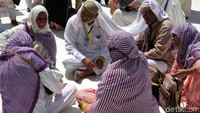Pada akhirnya beberapa jemaah pun pasrah untuk salat jumat di luar Masjidil Haram. Meski harus beralaskan lantai dan menutup kepala dengan kain seadanya.