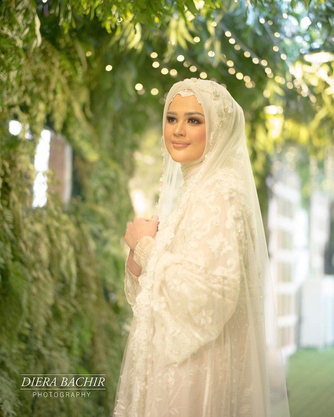 Sebelumnya, Cut Meyriska mengadakan pengajian di kediaman mempelai wanita di Medan. Dalam acara tersebut, Meyriska tampil tak kalah anggun dengan gaun putih berornamen bunga.  Foto: Dok. Instagram @dierabachir