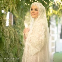 Sebelumnya, Cut Meyriska mengadakan pengajian di kediaman mempelai wanita di Medan. Dalam acara tersebut, Meyriska tampil tak kalah anggun dengan gaun putih berornamen bunga.  Foto: Dok. Instagram @dierabachir