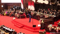 Terakhir, Jokowi mengingatkan agar sesama lembaga negara berkolaborasi. Dia meminta tidak ada ego antarlembaga.