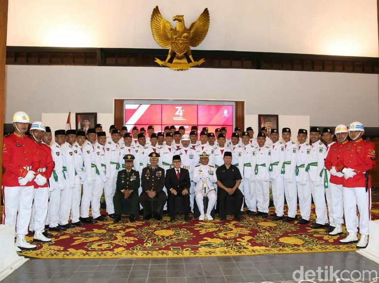 75 Paskibraka Banyuwangi Siap Kibarkan Merah Putih di Bumi Blambangan 75 Paskibraka Banyuwangi Siap Kibarkan Merah Putih di Bumi Blambangan