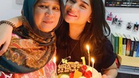 So sweet! Remaja 17 tahun ini memberi kejutan kue ulang tahun untuk sang ibu. Lengkap dengan lilin dan pesan sayang. Foto: Instagram tissabiani
