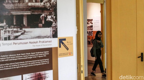 Kondisi Jepang yang hancur usai dua kotanya dibom oleh pihak Sekutu pada Agustus 1945 menjadi angin segar bagi rakyat Indonesia untuk meraih kemerdekaannya sendiri. Soekarno, Hatta, dan Ahmad Soebarjo pun kemudian berkumpul di rumah Laksamana Maeda untuk menyusun naskah proklamasi dan terhindar dari sergapan musuh, pihak Jepang maupun Sekutu. Kondisi Jepang yang hancur usai dua kotanya dibom oleh pihak Sekutu pada Agustus 1945 menjadi angin segar bagi rakyat Indonesia untuk meraih kemerdekaannya sendiri. Soekarno, Hatta, dan Ahmad Soebarjo pun kemudian berkumpul di rumah Laksamana Maeda untuk menyusun naskah proklamasi dan terhindar dari sergapan musuh, pihak Jepang maupun Sekutu.