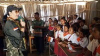 Ketua CT Arsa Foundation, Anita Ratnasari Tanjung, memberi motivasi semangat kepada siswa sekolah perbatasan Indonesia-Timor Leste, SDN Loemanu, Nunuana, Amfoang Timur, Kupang. (Instagram @anita_chairultanjung dan @ctarsafoundation)