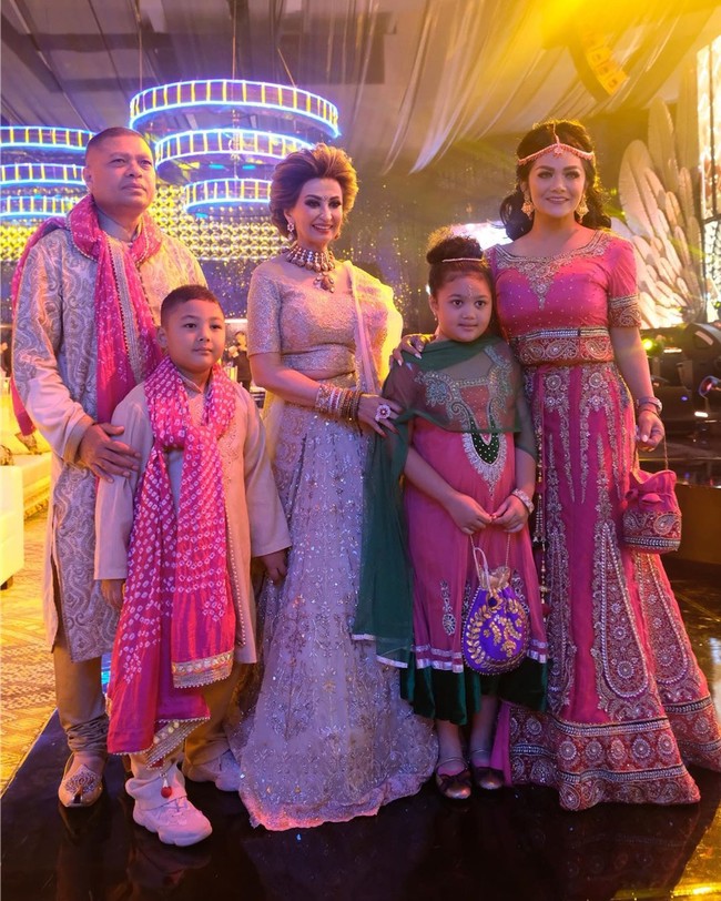 Baju India nuansa pink menjadi tema penampilan keluarga Krisdayanti Lemos. Sang diva sendiri tampil dalam balutan gaun dengan embellishment khas India yang dramatis. (Foto: Instagram)