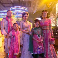 Baju India nuansa pink menjadi tema penampilan keluarga Krisdayanti Lemos. Sang diva sendiri tampil dalam balutan gaun dengan embellishment khas India yang dramatis. (Foto: Instagram)