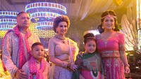 Krisdayanti bersama suami dan anak-anaknya turut hadir. Mereka kompak mengenakan kostum khas India. Foto: Instagram