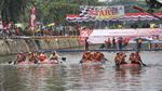 Intip Keseruan Lomba Dayung di Sungai Ciliwung