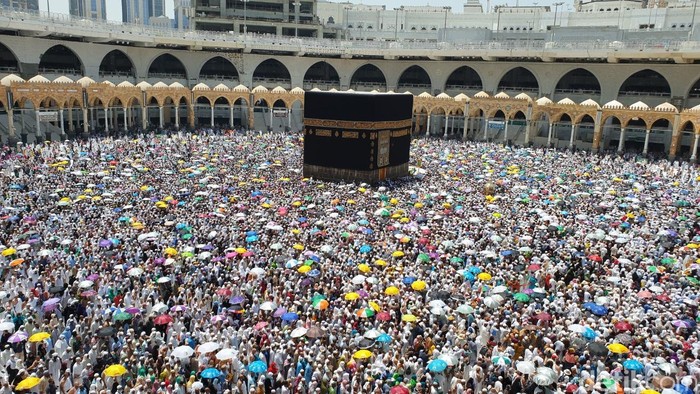 Jemaah haji menunaikan tawaf wada/Ardhi Suryadhi