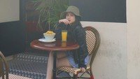 Udah pada makan siang belom?, tanya Tissa di keterangan foto. Ia yang sedang di Paris menyempatkan makan siang di La nuit blanche. Seporsi jus jeruk pun menemaninya. Foto: Instagram tissabiani