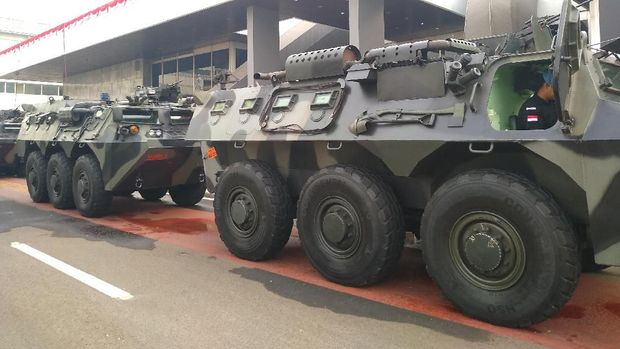 Kendaraan taktis Anoa disiagakan untuk keadaan darurat.