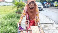 Siapa sangka, penjaja kerupuk di Yogyakarta ini sudah berusia 110 tahun. Ya, Mbah Ngatiyem setiap hari berjualan kerupuk di sekitar Alun-alun Kidul.  Foto: istimewa