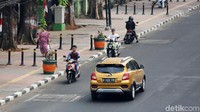 Aksi nekat ini tentunya akan membahayakan diri sendiri dan pengendara lain yang melintas di jalan tersebut.