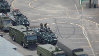 Penampakan kendaraan militer China yang terparkir di Kota Shenzhen yang berada di dekat perbatasan Hong Kong.