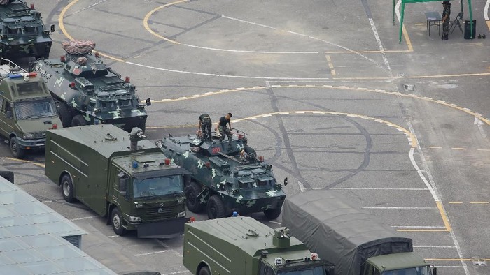 China dilaporkan mengerahkan tentara beserta kendaraan berlapis baja ke Kota Shenzhen, yang berada di dekat perbatasan Hong Kong. China beralasan untuk latihan.