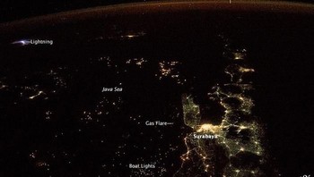 Penampakan langit malam Surabaya dari International Space Station diambil pada tahun 2014. Foto: ESA/NASA
