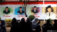 Jika penasaran ingin melihat langsung beragam benda bersejarah yang ditampilkan Museum Perumusan Naskah Proklamasi, pengunjung dapat datang langsung ke sana. Museum itu buka setiap hari, kecuali selasa, mulai dari pukul 08.00 WIB hingga pukul 16.00 WIB. Khusus Jumat, jam operasional museum ini lebih panjang 30 menit, yaitu hingga pukul 16.30 WIB.