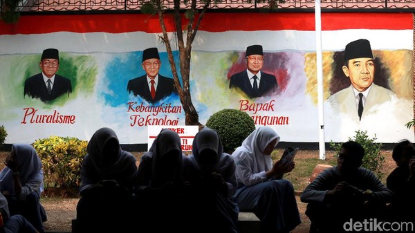 Jika penasaran ingin melihat langsung beragam benda bersejarah yang ditampilkan Museum Perumusan Naskah Proklamasi, pengunjung dapat datang langsung ke sana. Museum itu buka setiap hari, kecuali selasa, mulai dari pukul 08.00 WIB hingga pukul 16.00 WIB. Khusus Jumat, jam operasional museum ini lebih panjang 30 menit, yaitu hingga pukul 16.30 WIB. Jika penasaran ingin melihat langsung beragam benda bersejarah yang ditampilkan Museum Perumusan Naskah Proklamasi, pengunjung dapat datang langsung ke sana. Museum itu buka setiap hari, kecuali selasa, mulai dari pukul 08.00 WIB hingga pukul 16.00 WIB. Khusus Jumat, jam operasional museum ini lebih panjang 30 menit, yaitu hingga pukul 16.30 WIB.