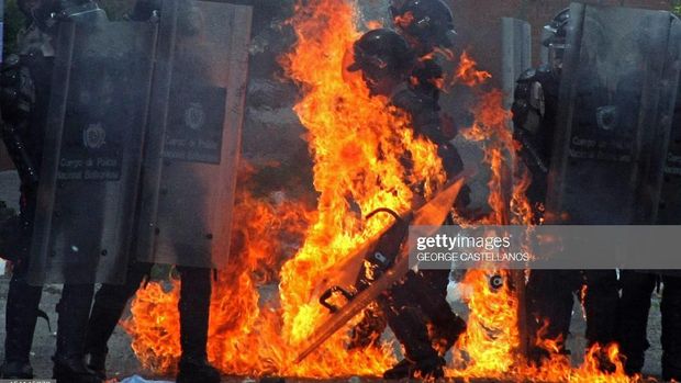 Kerja Polisi Berisiko dari Cianjur hingga Meksiko, Terbakar Api Demo