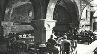 Sejak dulu, bangunannya tak berubah. Bahkan di era 40an, restoran ini menjadi tempat makan yang populer. Foto: Istimewa