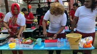 Begitu pun dengan ini, selama lomba memasak berlangung mereka juga berdandan seperti ibu-ibu. Foto: Istimewa