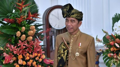 Melihat Lebih Dekat Baju Adat Sasak yang Dipakai Jokowi