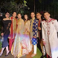 Seperti BCL, Chlesea Islan juga memakai gaun khas India bernuansa keemasan. Ia juga menyempurnakan gayanya dengan hiasan kepala maang tikka. (Foto: Instagram)