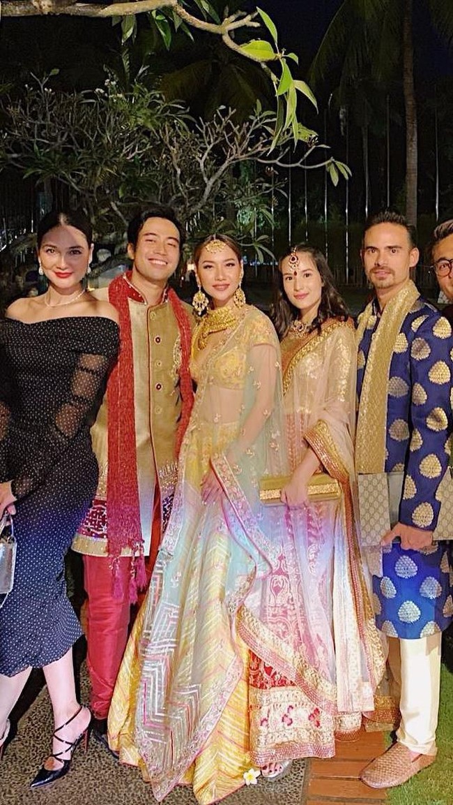 Seperti BCL, Chlesea Islan juga memakai gaun khas India bernuansa keemasan. Ia juga menyempurnakan gayanya dengan hiasan kepala maang tikka. (Foto: Instagram)