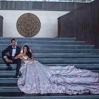 Pada foto preweddingnya, Amrit Punjabi yang diketahui berprofesi sebagai produser film itu memakai setelan blazer hitam dan dasi kupu-kupu. Sedangkan Sanjana mengenakan ball gown yang panjangnya menyapu lantai. Foto: Instagram @thesambawedding, @natasha.moor