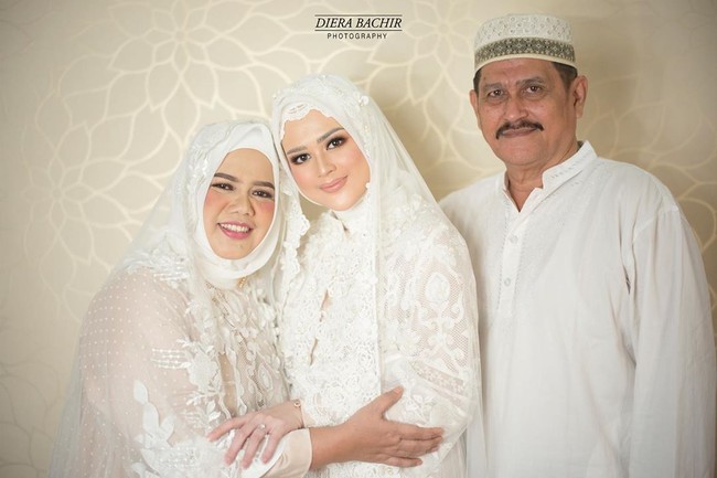 Cut Meyriska tampil serasi serba putih dengan kedua orangtuanya di hari pengajian jelang pernikahan. Ibundanya juga memakai busana putih rancangan Ayu Dyah Andari.Foto: Dok. Instagram @dierabachir