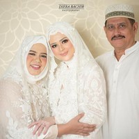 Cut Meyriska tampil serasi serba putih dengan kedua orangtuanya di hari pengajian jelang pernikahan. Ibundanya juga memakai busana putih rancangan Ayu Dyah Andari.Foto: Dok. Instagram @dierabachir