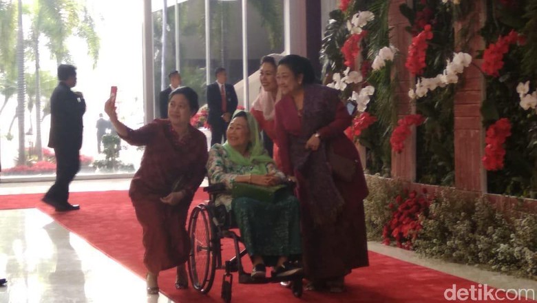 Senyum Mega-Puan dan Sinta-Yenny Wahid Saat Selfie di Sidang Tahunan MPR Senyum Mega-Puan dan Sinta-Yenny Wahid Saat Selfie di Sidang Tahunan MPR