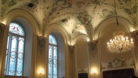 Masih berdiri di lokasi yang sama, restoran ini punya desain interior yang cantik dan klasik. Bermandikan chandelier, suasana mewah terasa di restoran ini.