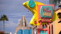 Terletak di Disneys Hollywood Studios, Amerika. Ada 50s Prime Time Cafe yang mengusung konsep 50an. Lengkap dengan makanan enak, seperti burger hingga milkshake. Foto: Popsugar