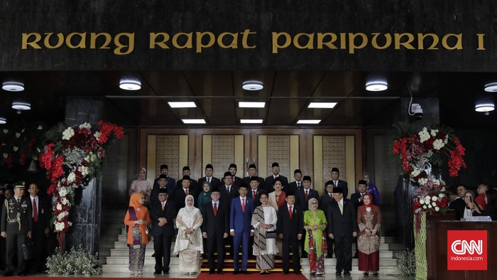 Presiden Joko Widodo bersama Ibu Negara Iriana Joko Widodo, Wakil Presiden Jusuf Kalla, Ibu Mufidah Jusuf Kalla dan pimpinan lembaga negara melambaikan tangan saat menghadiri Sidang Tahunan MPR, di Kompleks Parlemen, Senayan, Jakarta, Jumat, 16 Agustus 2019.