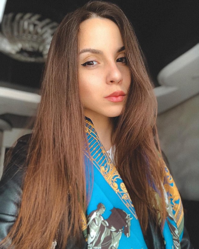 Sejak kecil, saya menyukai pekerjaan semacam ini, tetapi saya tidak bisa memutuskan dengan pasti apa yang harus dilakukan. Saya memutuskan untuk menggabungkan keterampilan menunggang kuda saya dengan membantu orang. Polisi berkuda adalah pilihan sempurna bagi saya, ujarnya. Foto: dok. Instagram @daria___b