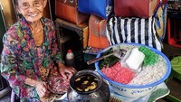 Es dawet buatan Mbah Hari tak kalah legendaris. Nenek berusia 76 tahun ini selalu menyajikan semangkuk es dawet segar sejak 1965. Ia bahkan meracik sendiri semua bahan pembuat es dawet.  Foto: istimewa