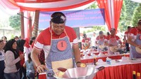 Begitupun dengan bapak yang satu ini. Dengan nomor urut 1, ia sudah bersiap memasukan mentega ke wajannya. Foto: Istimewa