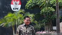 Keduanya bersama pegawai Ditjen Pajak, Hadi Sutrisno ditetapkan menjadi tersangka dalam kasus suap restitusi pajak PT WAE pada Kamis (15/8) kemarin.