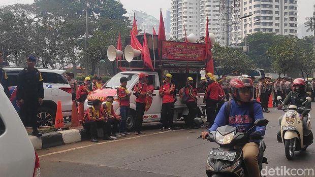 Polisi Halau Massa yang Hendak Demo di DPR, Lalin Jl Gatot Subroto Macet