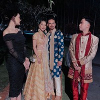 Di jajaran selebriti pria yang menghadiri pernikahan Amrit Punjabi dan Sanjana itu, ada juga nama Vidi Aldiano. Sang penyanyi mengenakan baju formal tradisional India dalam nuansa emas dan merah. (Foto: Instagram)