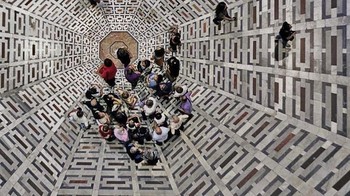Itu bukanlah lorong melainkan lantai. Foto: Bored Panda