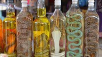 Di China ada Snake Wine yang menghadirkan sosok ular sungguhan untuk dipadukan bersama minuman alkohol. Konon minuman ini memiliki banyak manfaat kesehatan. Foto: iStock