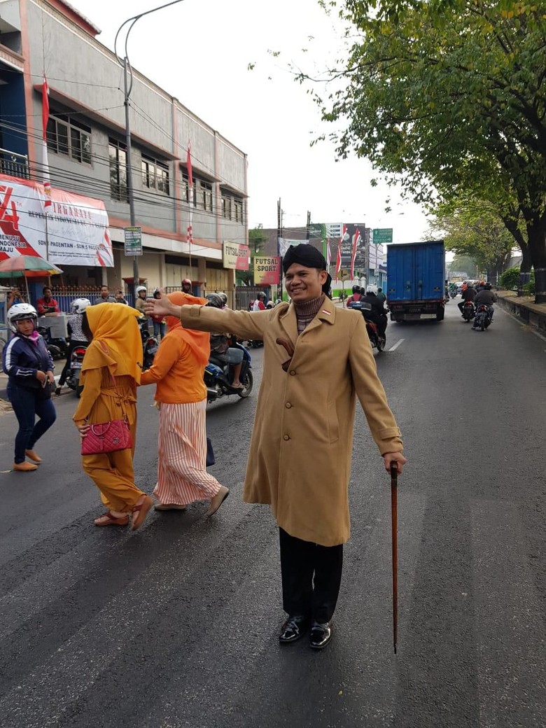 Viral, Jenderal Sudirman dan Spiderman Seberangkan Pelajar di Malang Viral, Jenderal Sudirman dan Spiderman Seberangkan Pelajar di Malang