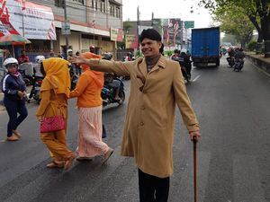 Viral, Jenderal Sudirman dan Spiderman Seberangkan Pelajar di Malang