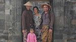 Cantiknya Atiqah Hasiholan dan Candi Prambanan