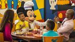 10 Restoran di Disney World Ini Gabungkan Permainan dan Makanan Enak